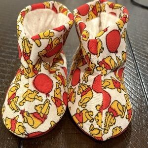 Vintage Winnie the Pooh toddler pull on slippers 
 size 7 EUC